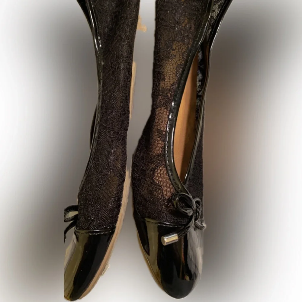 American Eagle - Black patent leather flats with black embroidery, 3.5 big girl